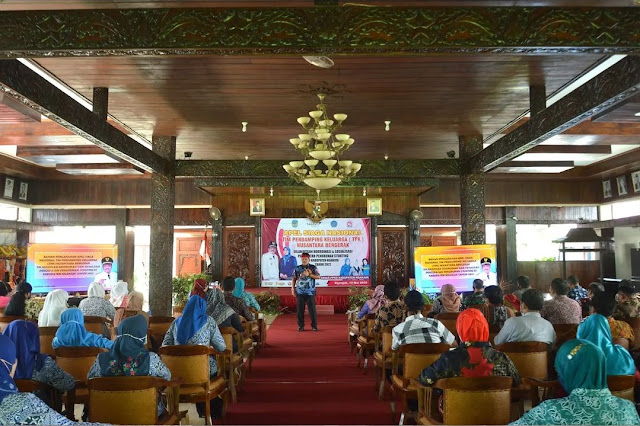 Plt Bupati Nganjuk Marhaen Djumadi memberikan arahan dalam kegiatan Apel Siaga Tim Pendamping Keluarga (TPK) Nusantara Bergerak di Pendopo KRT Sosrokoekoesumo Nganjuk, Kamis (12/05/2022)