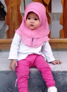 Foto Bayi Perempuan Memakai Jilbab