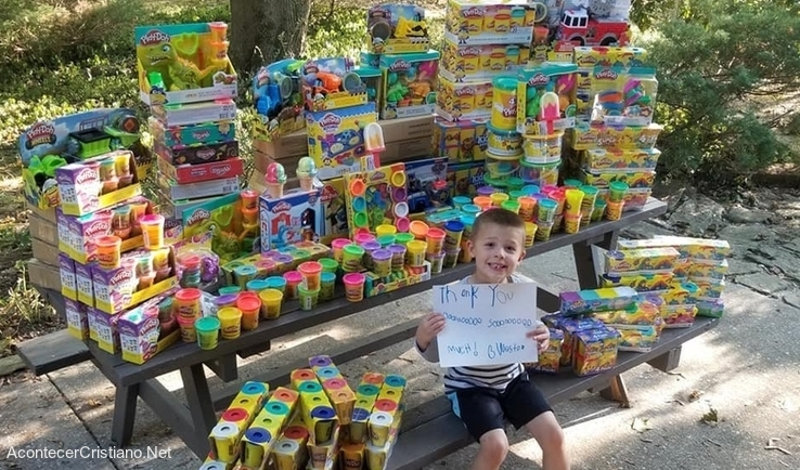 Niño vence el cáncer y regala juguetes a hospital