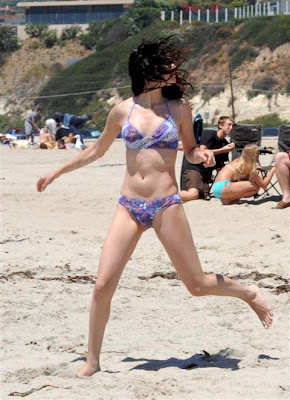 selena gomez bikini running