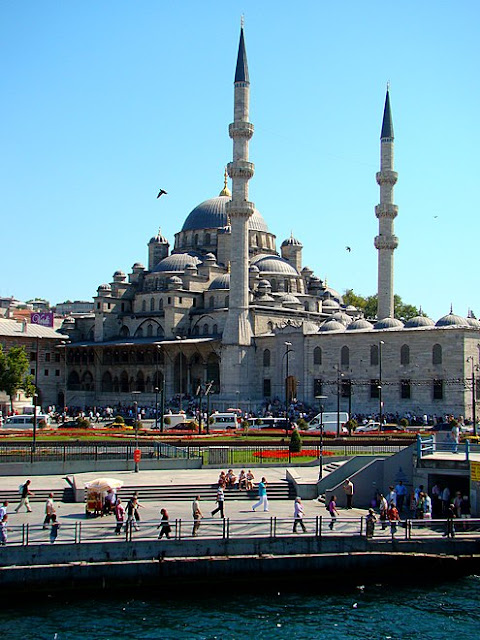 يني جامع(المسجد الجديد) في إسطنبول
