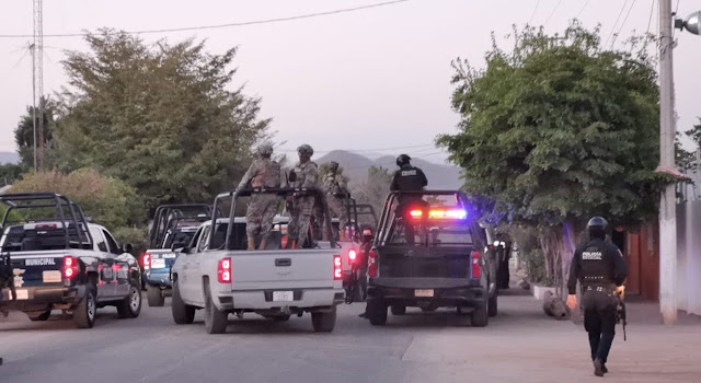 Policías en Sinaloa se topan por sorpresa de frente con Convoy de Sicarios y se van de lizo al verse superados en número y oprimem boton de Panico