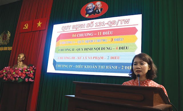 Đồng chí Nguyễn Thị Hồng Đào triển khai Quy định  131-QĐ/TW của Bộ Chính trị tại hội nghị. (Ảnh: MD
