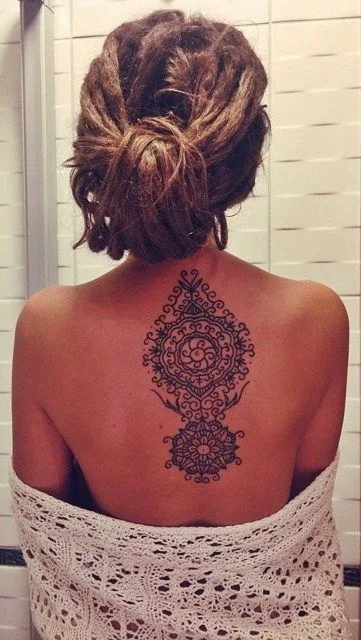 Vemos un tatuaje de mandala en una chica, el tatuaje es delicado y un tatuaje femenino