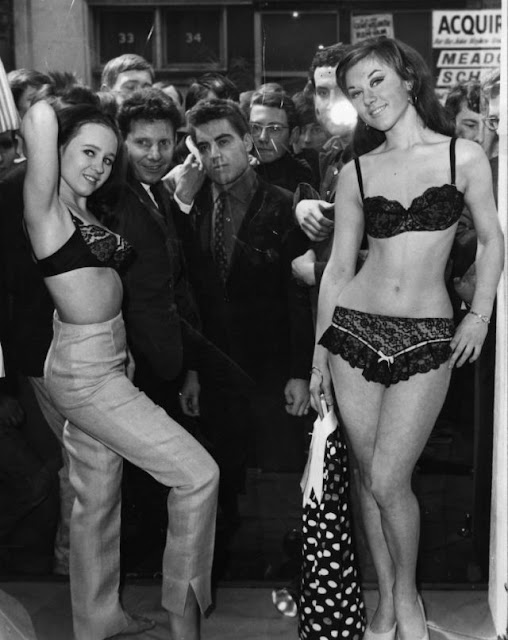 Modelos como maniquís vivientes en Carnaby Street (1966)