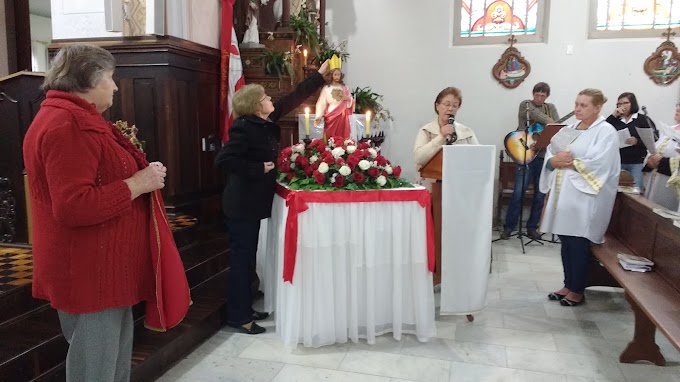 IMAGEM DO CORAÇÃO DE JESUS É COROADA EM VARGEM DO CEDRO