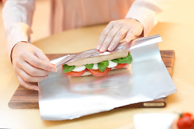 QUE TAN BUENO ES EL USO DEL PAPEL ALUMINIO EN NUESTROS ALIMENTOS.