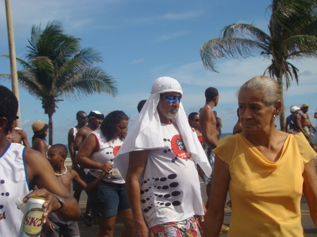 Banho à fantasia, o abre alas do carnaval de Salvador