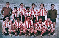 CLUB ATLÉTICO DE MADRID. Temporada 1951-52. Menéndez (portero suplente), Mencía, Tinte, Hernández, Mújica, Lozano y Montes. Juncosa, Ben Barek, Pérez Payá, Carlsson y Escudero. CLUB ATLÉTICO DE MADRID 3 REAL SOCIEDAD DE FÚTBOL 1 Domingo 09/09/1951. Campeonato de Liga de 1ª División, jornada 1. Madrid, estadio Metropolitano. GOLES: ⚽1-0: 25’, Pérez Payá. ⚽2-0; 34’, Ben Barek. ⚽3-0: 61’, Juncosa. ⚽3-1: 85’, Ontoria.