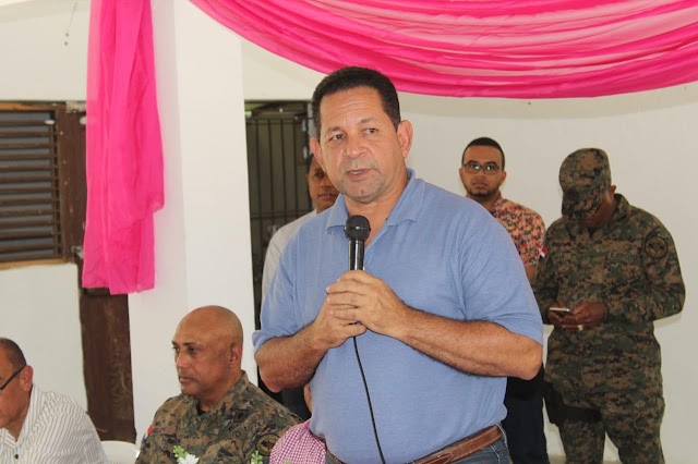 Director de Desarrollo Fronterizo, Gobernador y autoridades militares se reúnen con comunitarios de Guayubín, Montecristi para atender reclamos