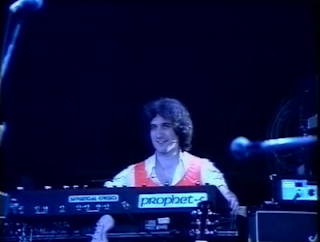 Larry Fast tocando en directo en la gira de Peter de presentación del segundo álbum de Peter Gabriel en 1978