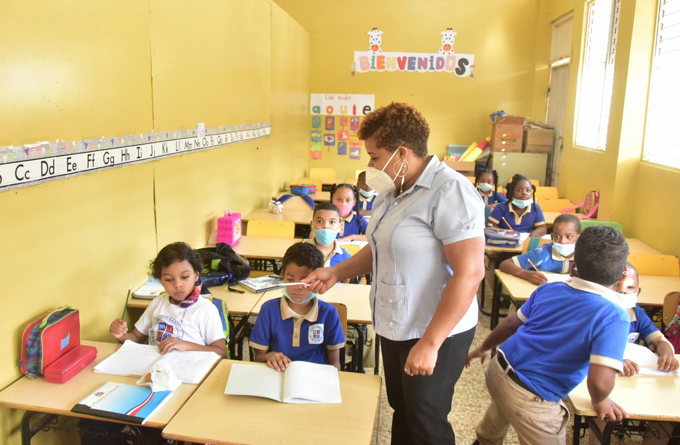 Maestros van a escuelas con pocos alumnos