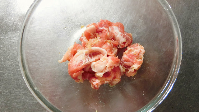 豚肉に【下味調味料】を加え、軽くもみ込んだら5分冷蔵庫で冷やして下味を染み込ませておきます。