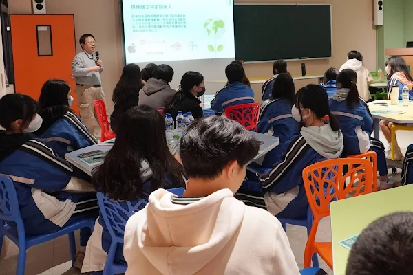 ▲大葉大學消防學程周中祺老師介紹碳盤查與森林碳匯。（記者林明佑翻攝）