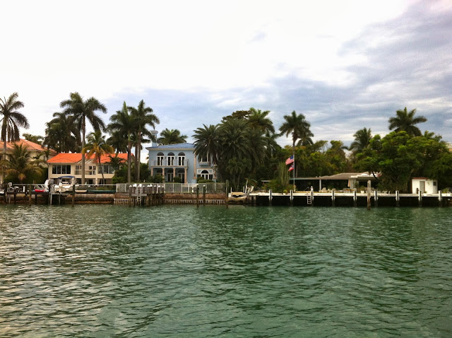 Vista das casas de Biscayne Bay