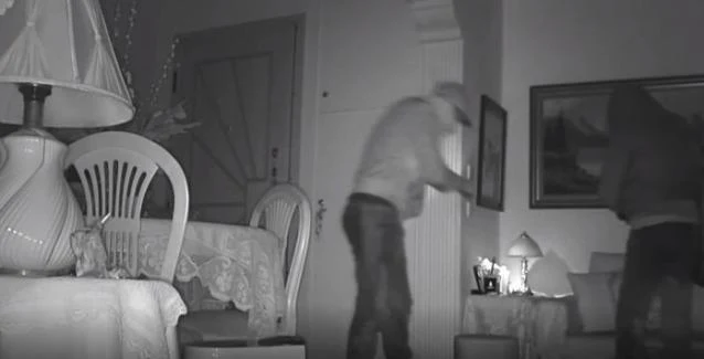 Στα ύψη η εγκληματικότητα: Καρέ-καρέ η εισβολή κακοποιών σε διαμέρισμα (Βίντεο)
