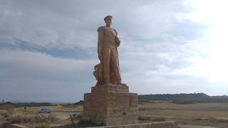 Recordando la trashumancia    Roncal - Salazar  La ribera os saluda  1992      Realizó este monumento:    Antonio Loperena Eseberri    1922-2010    Amante de La Bardena  Pastor, escultor y pintor.