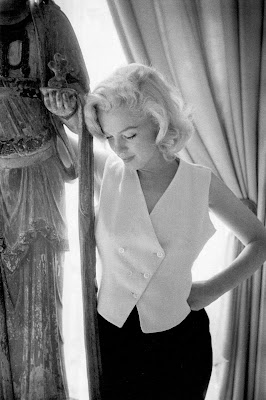 A black and white photo of Marilyn Monroe.