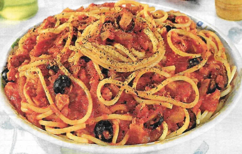 Spaghetti tonno, cipolle e olive