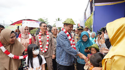 Buka Bazar UMKM Zona III, Bupati Enos Disambut 100 Orang Penari Bali 