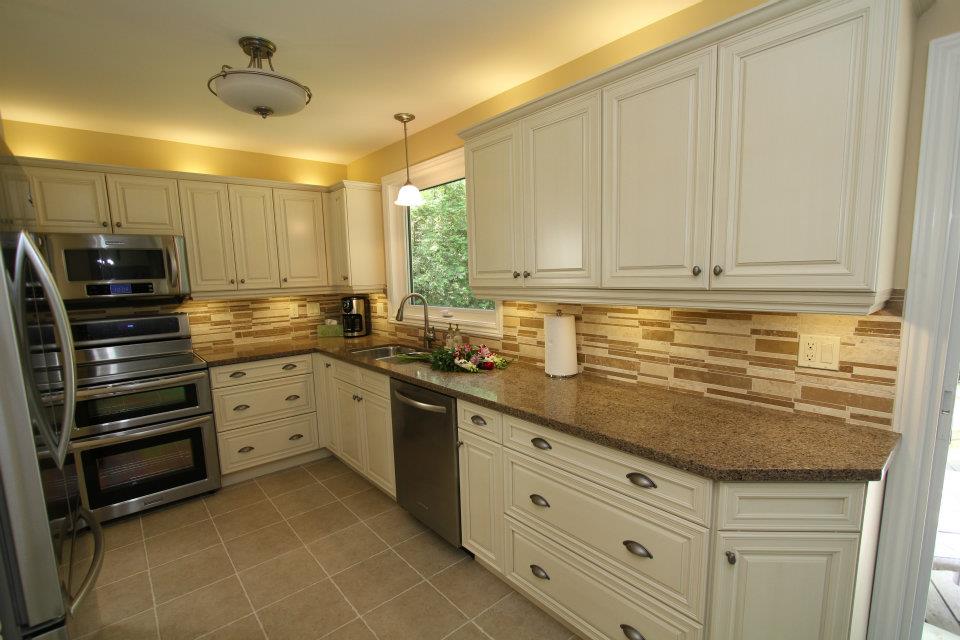 of a CreamColoured Kitchen? Monarch Kitchen and Bath Centre of a CreamColoured Kitchen? Monarch Kitchen and Bath Centre