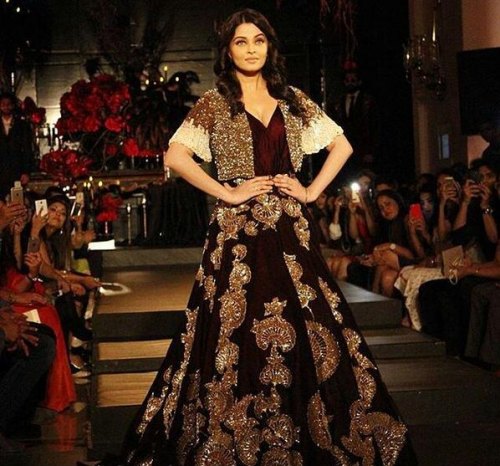 Aishwarya Rai in Maroon Lehenga Skirt at Manish Malhotra Show at AIFW 2015