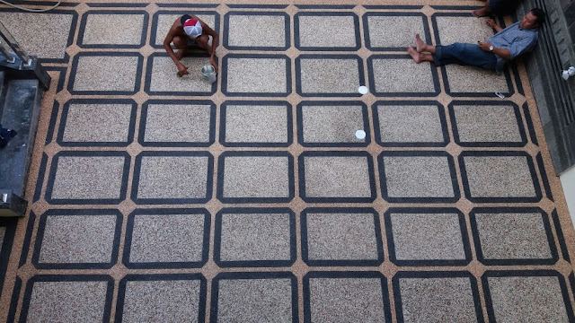 Lantai batu sikat (carport)