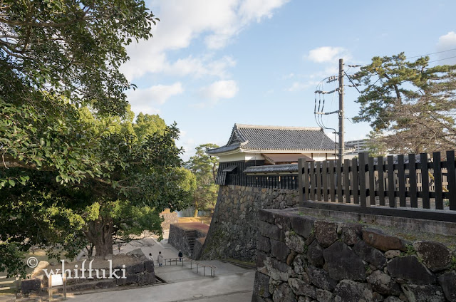 松江城本丸に続く石階段と石垣