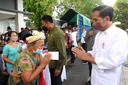 Jokowi Bagi Paket Sembako pada Masyarakat Istana Kepresidenan Tampaksiring