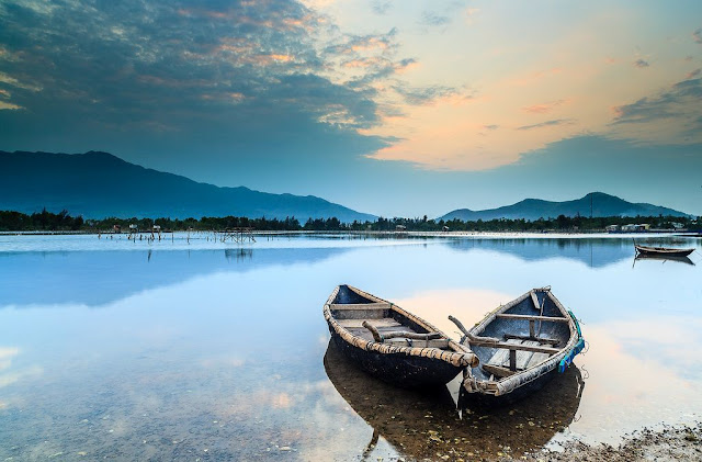 Vịnh Lăng Cô có chiều dài 42,5 km, cách thành phố Huế hơn 60 km và cách Đà Nẵng 20 km. Năm 2009, Lăng Cô vinh dự nhận được danh hiệu “Lăng Cô - Vịnh đẹp thế giới” do Câu lạc bộ các vịnh đẹp nhất thế giới (Worldbays) bình chọn. Du lịch Lăng Cô dù đã và đang thu hút du khách trong và ngoài nước, nhưng điểm đến này vẫn giữ được vẻ đẹp hoang sơ và quyến rũ như thuở đầu.