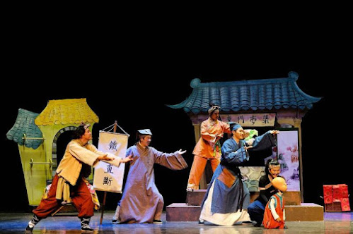 世界和平會舉辦 2025兒童戲劇慈善公演，由劇團演出「杯弓蛇影」戲劇，不僅向善心募款，也提供受助親子家庭藝文饗宴。（世界和平會提供）