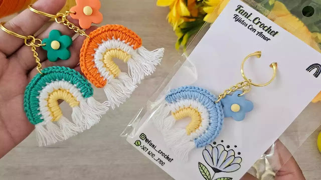 DECORA TUS BOLSOS CON BELLOS LLAVEROS  Aprende a tejer fácil Llavero Arco Iris a Ganchillo