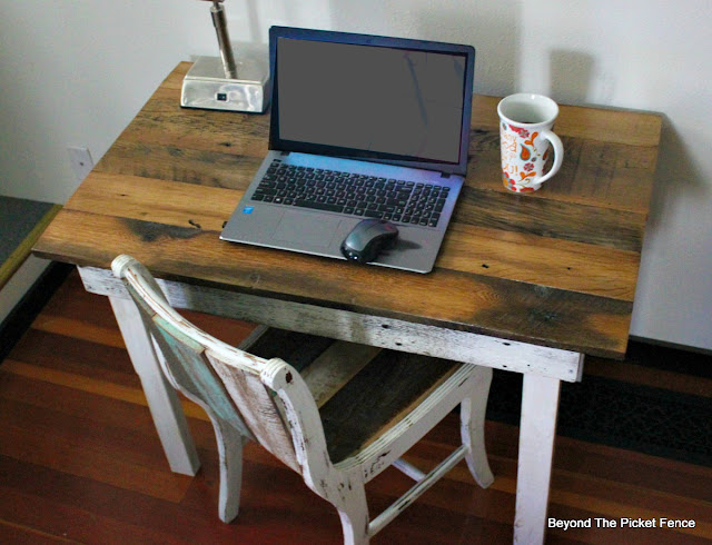 farmhouse style, desk, rustic decor, barnwood table, reclaimed wood, DIY, https://goo.gl/40jXdX