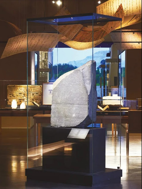 Розеттский камень на выставке в Британском музее