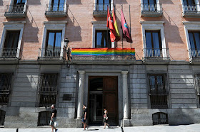 La bandera arco iris ondea ya en los veintiún distritos de Madrid