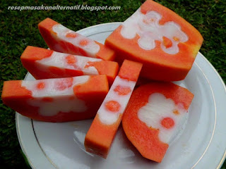  Resep puding berikut ini memakai buah pepaya segar sebagai mozaik sekaligus mangkuk a Resep Puding Pepaya Santan Susu Agar-agar Putih 