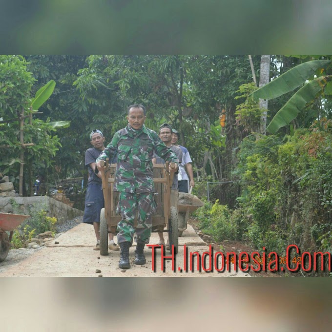 Serda Muhdi Kusno Tim Fotografer Pendim Membantu Warga Yang Bergotong Royong 