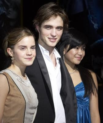 Robert Pattinson ( Cedric Diggory), Emma Watson(Hermiony Granger), 