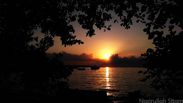 Kala sunrise menyapa Pantai Hadirin, Karimunjawa