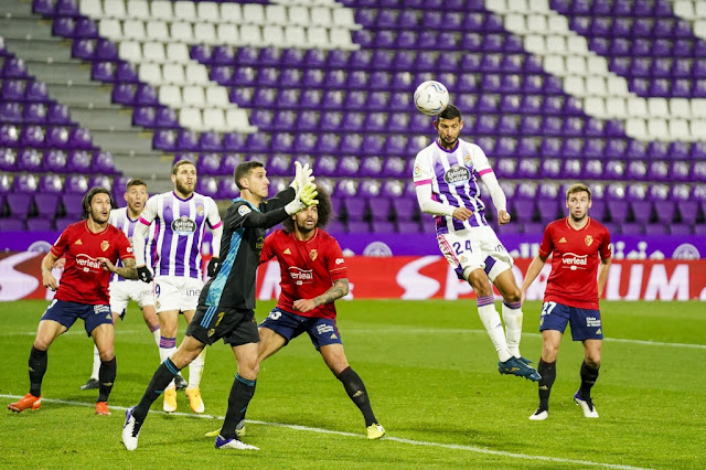 Joaquín remata de cabeza justo antes de ser arrollado por Sergio Herrera en la jugada que provocó el penalti a favor del Real Valladolid. Juan Cruz, Alcaraz, Weissman, Aridane y Moncayola observan. REAL VALLADOLID C. F. 3 CLUB ATLÉTICO OSASUNA 2. 11/12/2020. Campeonato de Liga de 1ª División, jornada 13. Valladolid, estadio José Zorrilla.