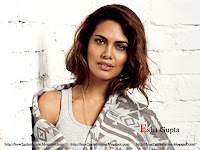 esha gupta, hot, bikini, images, photoshoot, सफ़ेद बनियान में रसीली अभिनेत्री