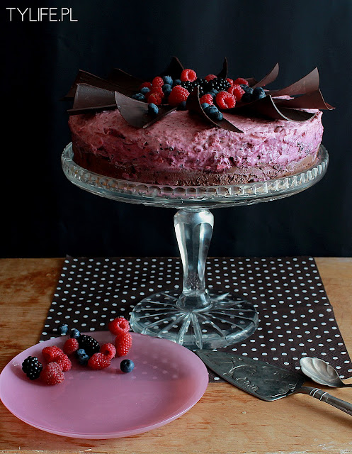 cake with blackberries