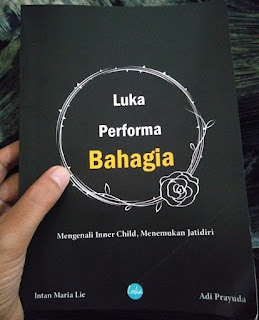 buku luka performa bahagia Intan Maria lie dan Adhi Prayoga