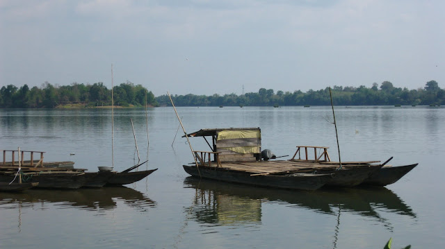 Barcaza para pasar a 4.000 islas.