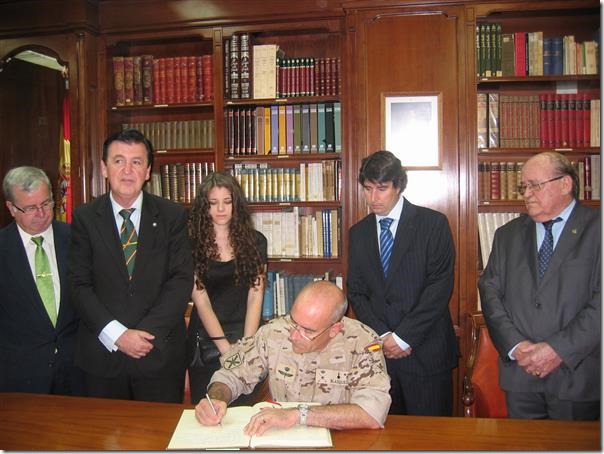 El general Blázquez rubricando el libro de honor