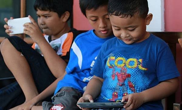 Positif Negative Dalam Penggunaan Gadget Bagi Anak