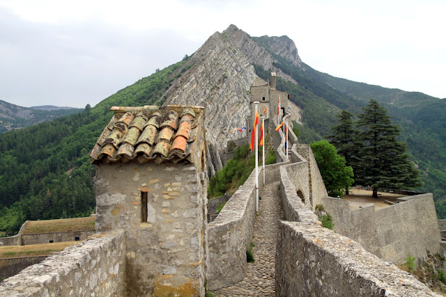 sentier serpentant entre murs