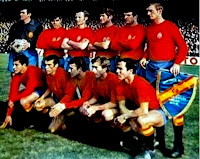 Selección de ESPAÑA - Temporada 1968-69 - Iríbar, Martín II, Gallego, Eladio, Glaría, Zoco; Claramunt, Amancio, Grosso, Velázquez y Vavá - BÉLGICA 2 (Devrindt 2), ESPAÑA 1 (Asensi) - 23/02/1969 - Mundial de México 1970, fase de clasificación - Lieja, estadio Sclessin - Alineación: Iríbar; Martin II (Torres, 34'), Gallego, Eladio; Glaría, Zoco; Claramunt (Asensi, 69'), Amancio, Grosso, Velázquez y Vavá