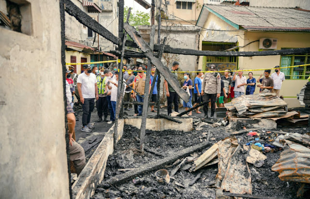 Bobby Nasution Tinjau Korban Kebakaran 40 Hunian di Jalan Wahidin Medan