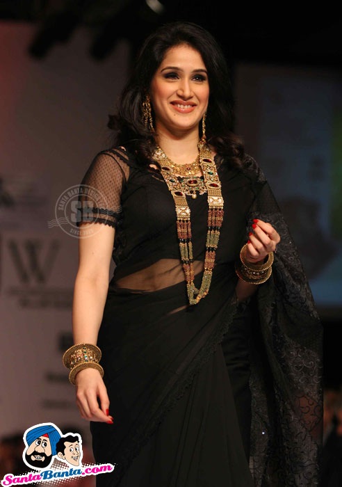 Sagarika Ghatge Sizzles in Black Saree at IIJW-2010